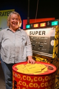 Anja Hummler bei der Ziehung der Gewinner