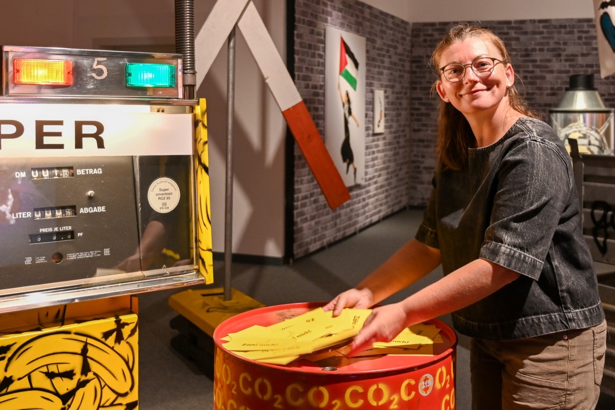 Museumsleiterin Veronika Kaenders bei der Ziehung der Gewinner
